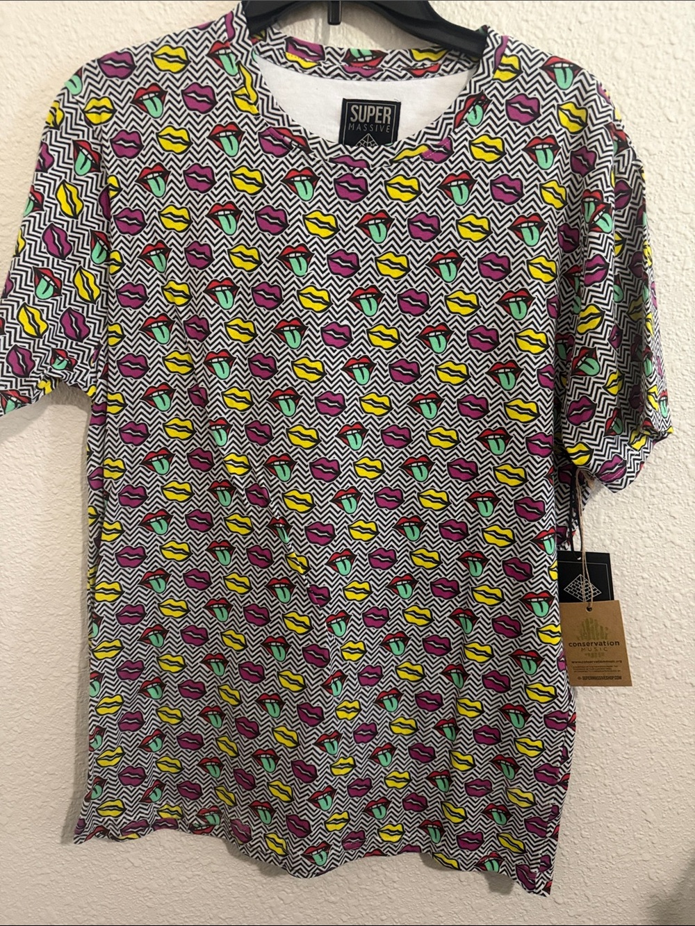 Super Massive Men’s Short-Sleeve Lip Print Tee  Size M